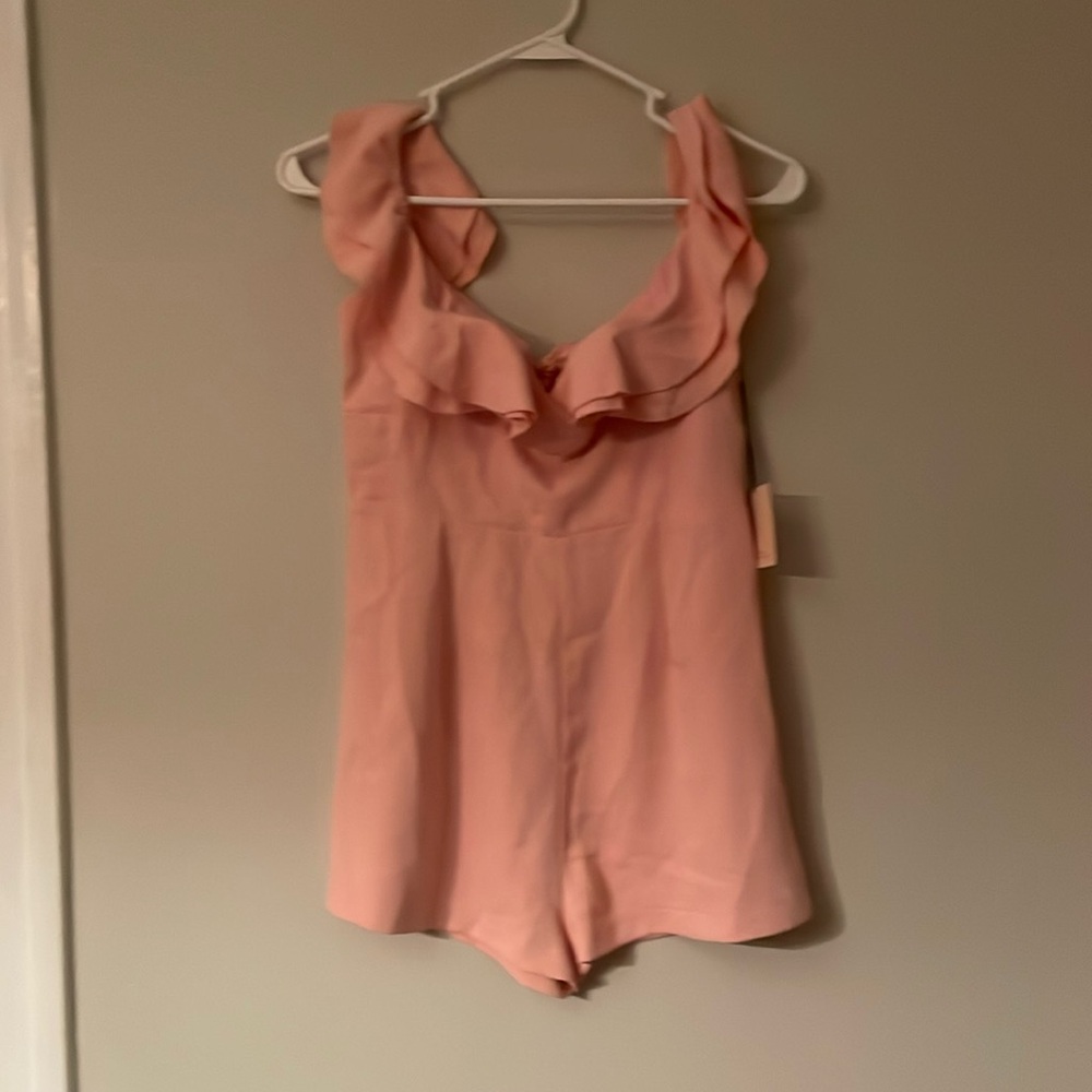 Super down light pink (blush) romper NWT
Size small Great condition